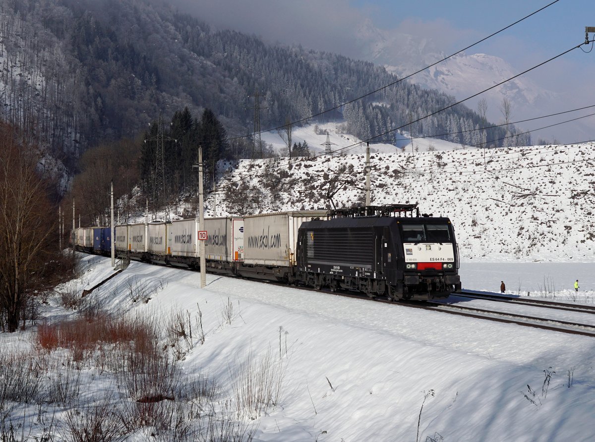 Die ES 64 F4-009 mit einem KLV-Zug am 27.01.2018 unterwegs bei Bischofshofen.