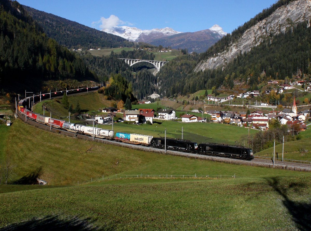 Die ES 64 F4-010 und die ES 64 F4-008 mit einem KLV-Zug am 22.10.2016 unterwegs bei St. Jodok.