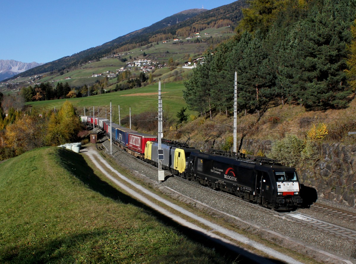 Die ES 64 F4-023 und die ES 64 F4-030 mit einem KLV-Zug am 31.10.2015 unterwegs bei Matrei am Brenner.