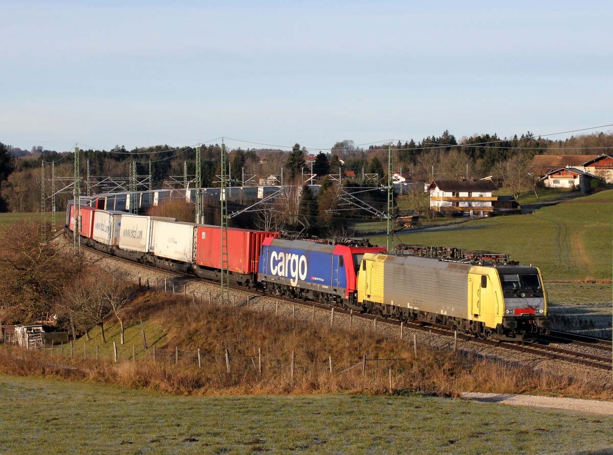 Die ES 64 F4-026 und eine Re 482 mit einem KLV-Zug am 24.12.2013 unterwegs bei Teisendorf.