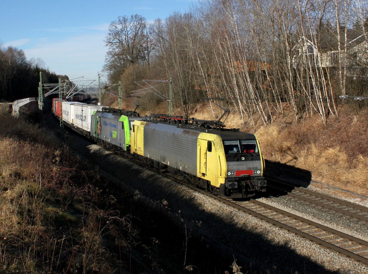 Die ES 64 F4-026 und die Re 486 507 mit einem KLV-Zug am 13.12.2015 unterwegs bei Ostermünchen.