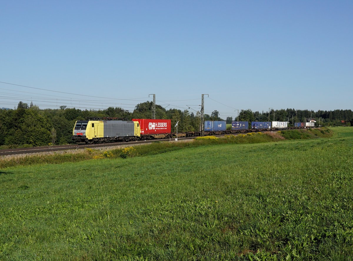 Die ES 64 F4-030 mit einem KLV-Zug am 12.08.2018 unterwegs bei Teisendorf.