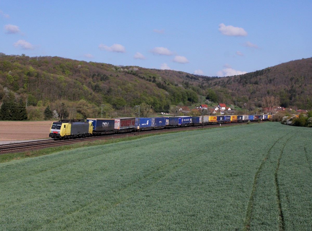Die ES 64 F4-030 mit einem KLV-Zug am 18.04.2015 unterwegs bei Harrbach.