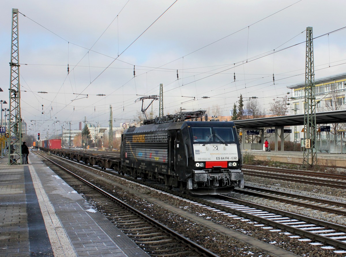 Die ES 64 F4-032 mit einem Containerzug am 01.12.2012 bei der Durchfahrt am Heimeranplatz (München).