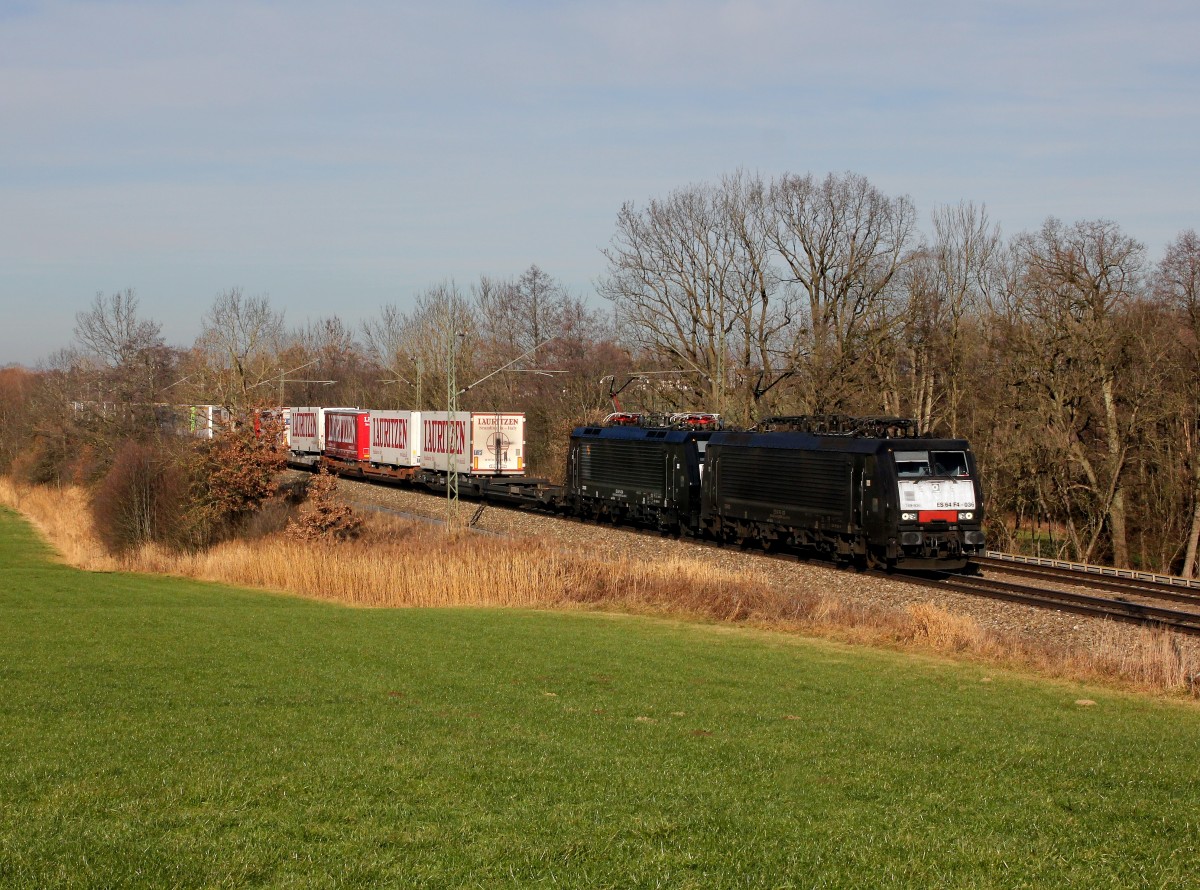 Die ES 64 F4-036 und die ES 64 F4-034 mit einem KLV-Zug am 13.12.2015 unterwegs bei Hilperting.