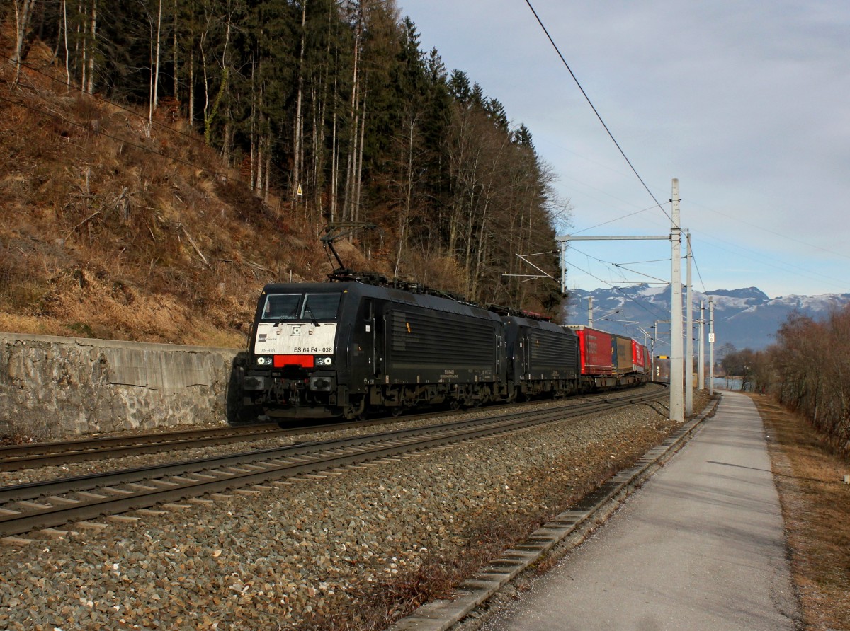 Die ES 64 F4-038 und die ES 64 F4-086 mit einem KLV-Zug am 18.01.2014 unterwegs bei Kufstein.