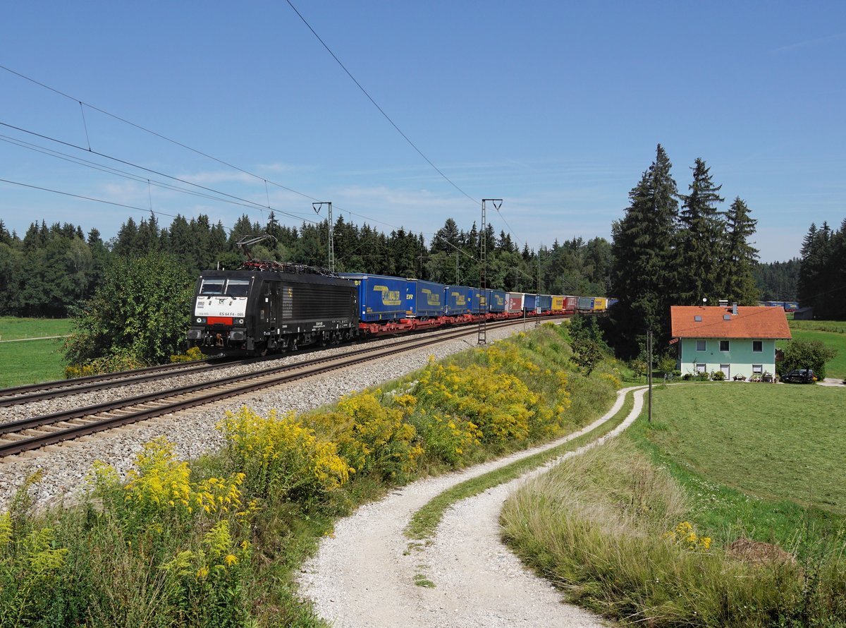 Die ES 64 F4-085 mit einem KLV-Zug am 12.08.2018 unterwegs bei Teisendorf.