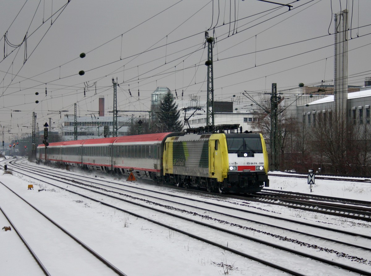Die ES 64 F4-088 mit einem Brenner EC am 14.02.2010 bei der Durchfahrt am Heimeranplatz (München).