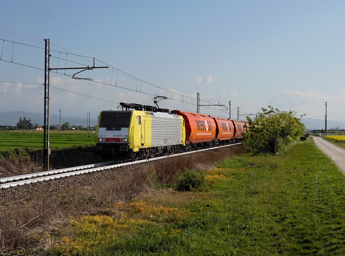 Die ES 64 F4-093 mit einem Getreidezug am 21.04.2017 unterwegs bei Villafranca di Verona.