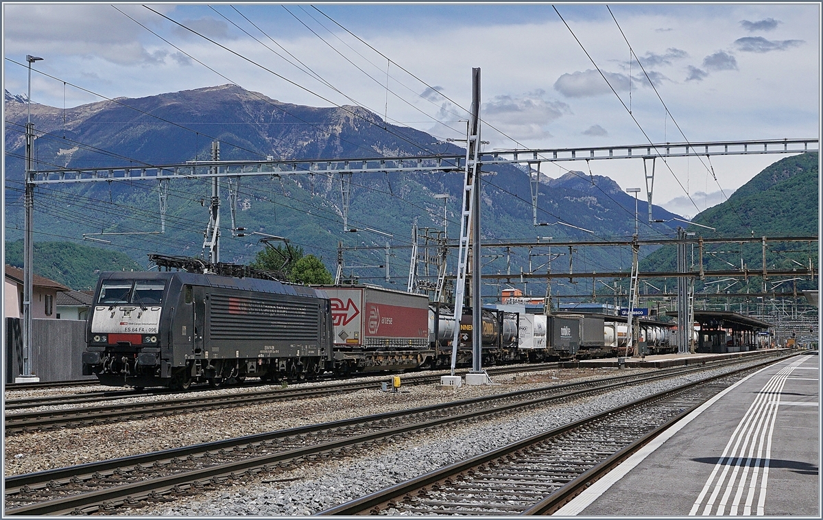 Die ES 64 F4 095 (BR 198) ist an SBB Cargo International vermietet und als  Re 474  mit einem Güterzug in Giubiasoc in Richtung Luino unterwegs.
20. Mai 2017
 