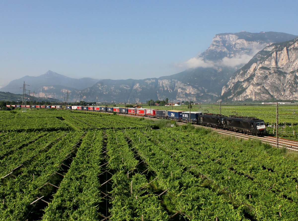 Die ES 64 F4-098 und die ES 64 F4-034 mit einem KLV-Zug am 09.07.2016 unterwegs bei Mezzocorona.