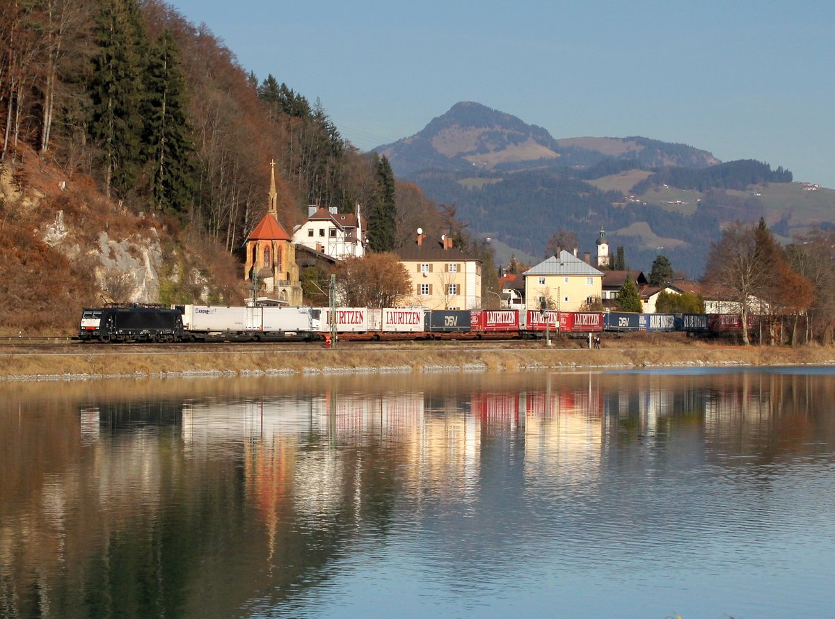 Die ES 64 F4-101 mit einem KLV-Zug am 10.12.2016 unterwegs bei Kufstein.