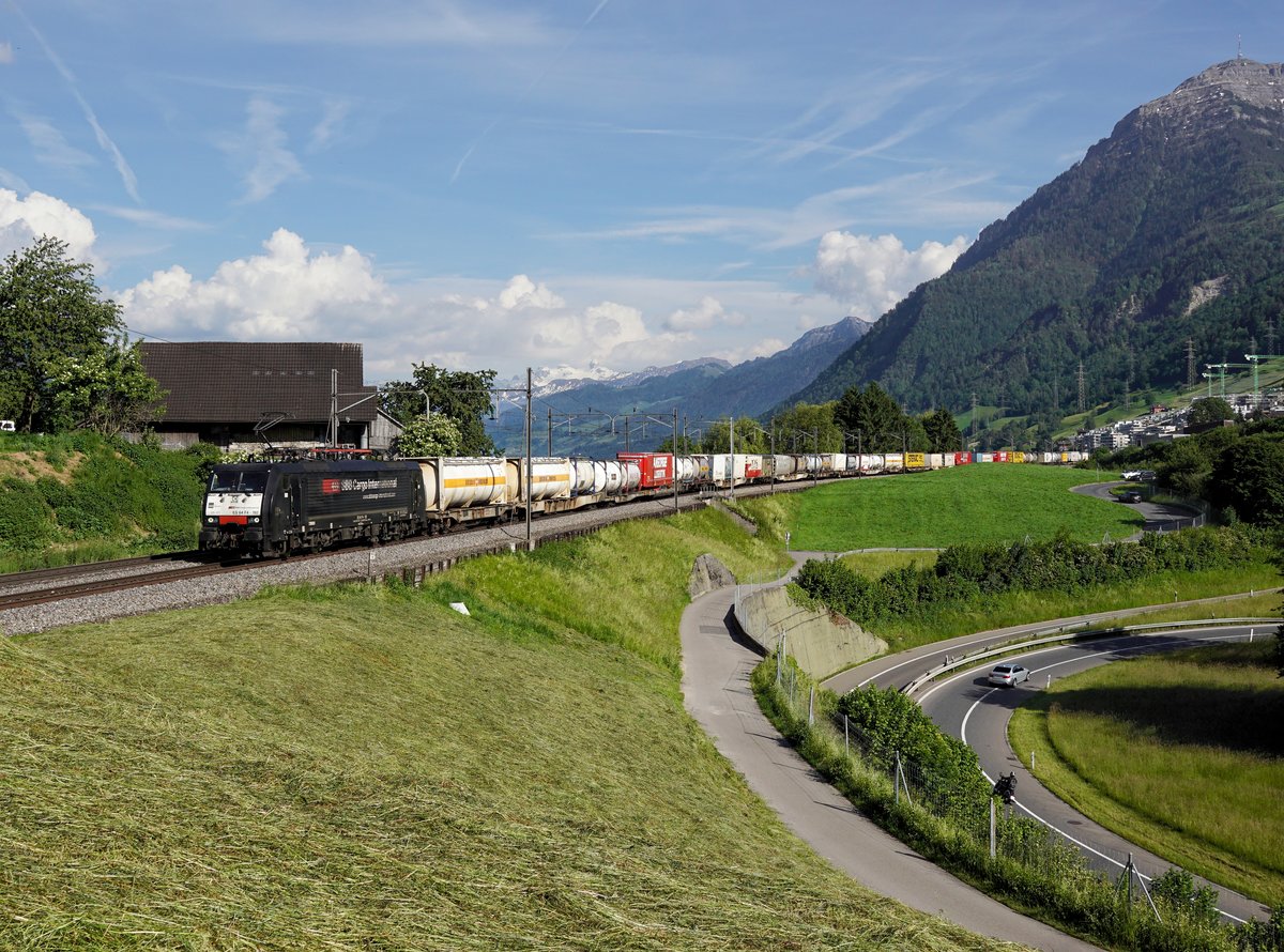 Die ES 64 F4-102 mit einem KLV-Zug am 01.06.2019 unterwegs bei Immensee.