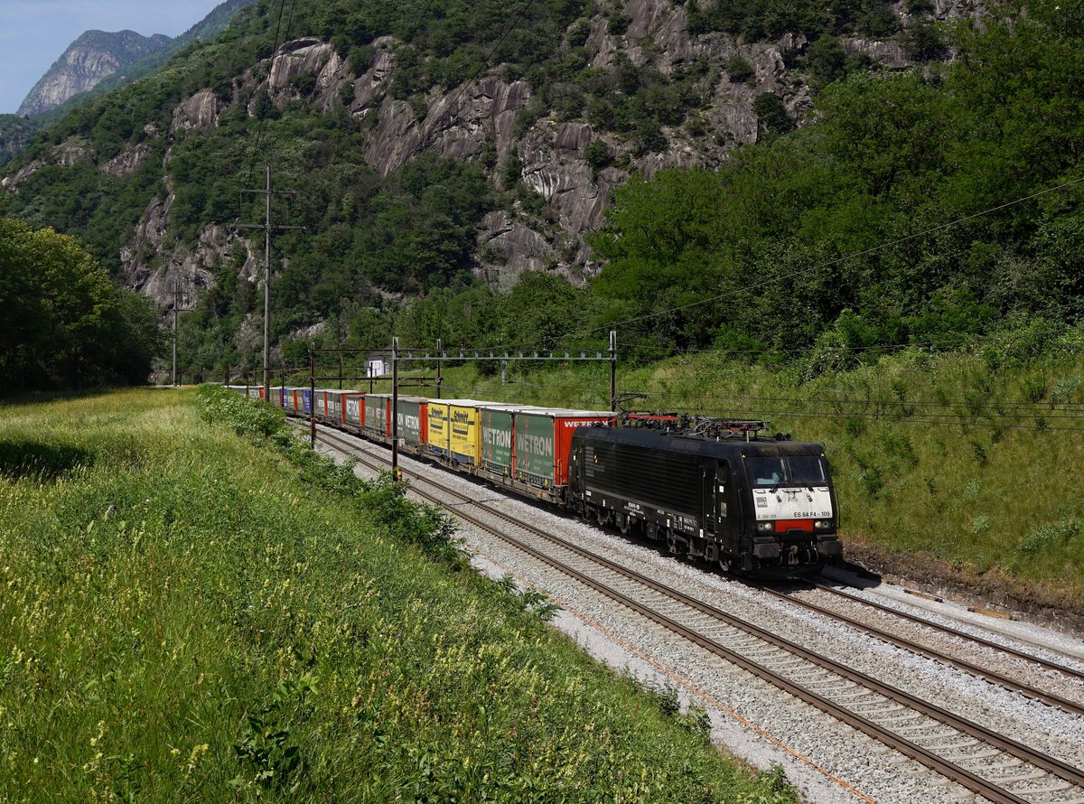 Die ES 64 F4-109 mit einem KLV-Zug am 25.05.2017 unterwegs bei Claro.