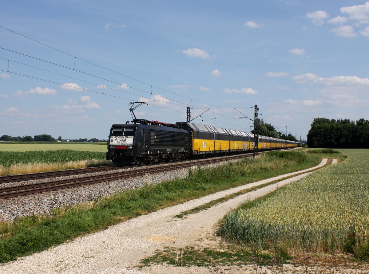 Die ES 64 F4-158 mit einem Autozug am 27.06.2014 unterwegs bei Langenisarhofen.