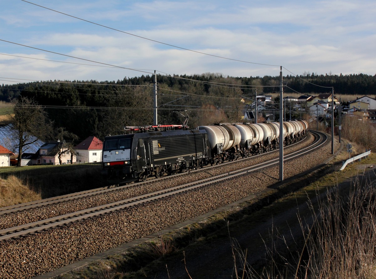 Die Es 64 F4-458 mit einem Kesselzug am 08.02.2014 unterwegs bei Haiding.