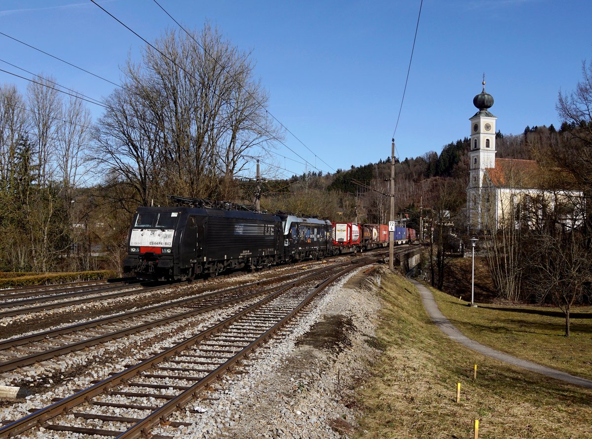 Die ES 64 F4-843 und die X4E-875 mit einem KLV-Zug am 04.03.2017 bei der Durchfahrt in Wernstein.