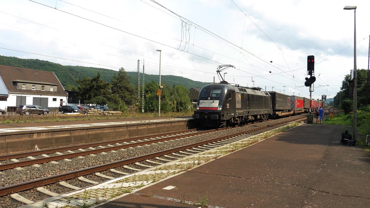 Die ES 64 U2 - 027 der MRCE mit einem Güterzug aus Koblenz kommend durch Brohl in Richtung Köln.

Brohl
26.08.2017