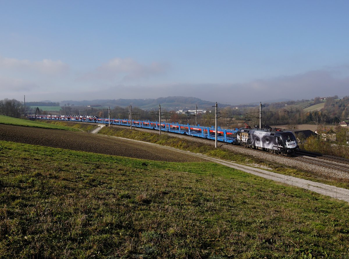 Die ES 64 U2-010 mit einem Autozug am 16.11.2019 unterwegs bei Haiding.