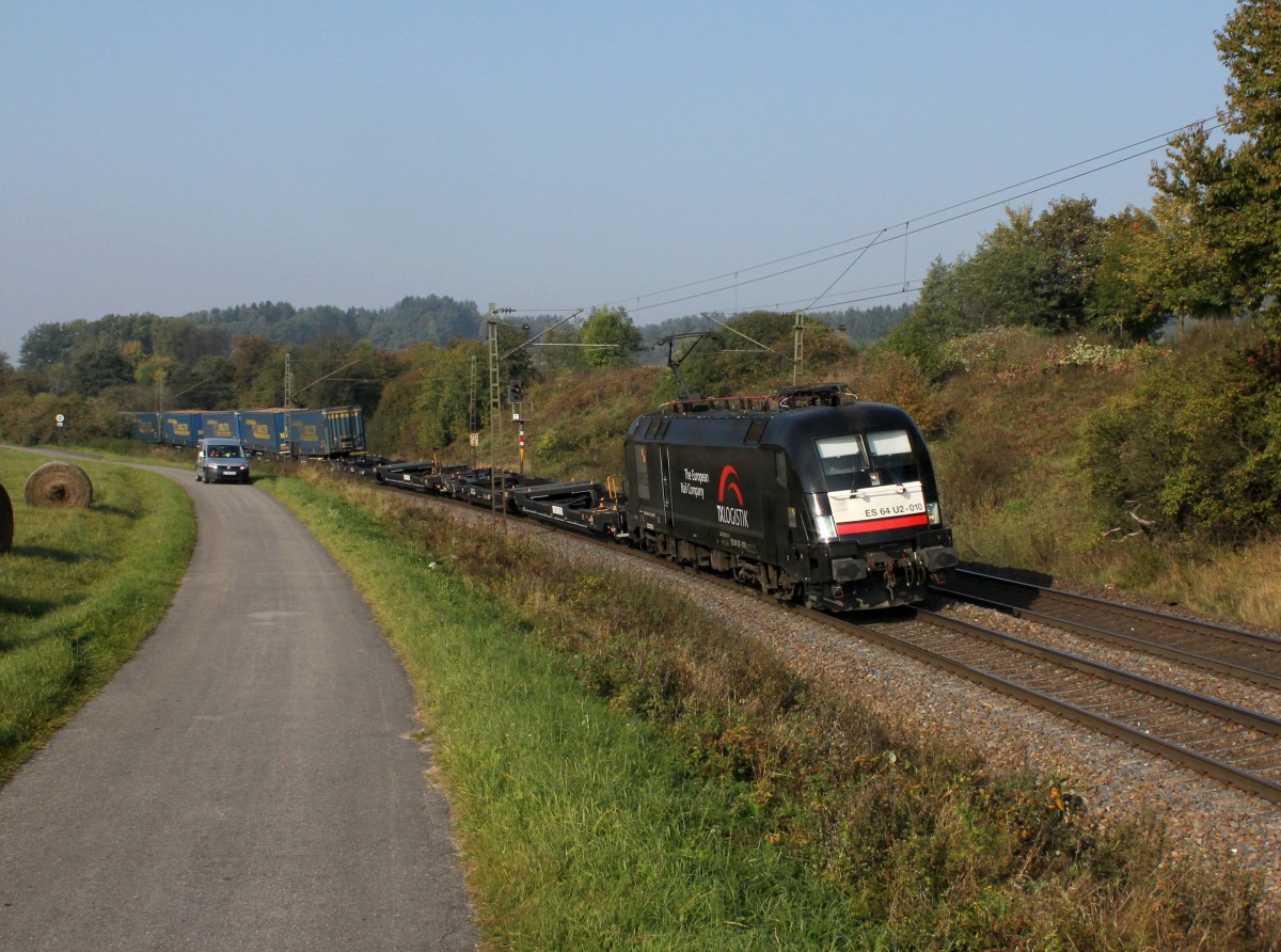 Die ES 64 U2-010 mit einem KLV-Zug  am 08.10.2013 unterwegs bei Plling.