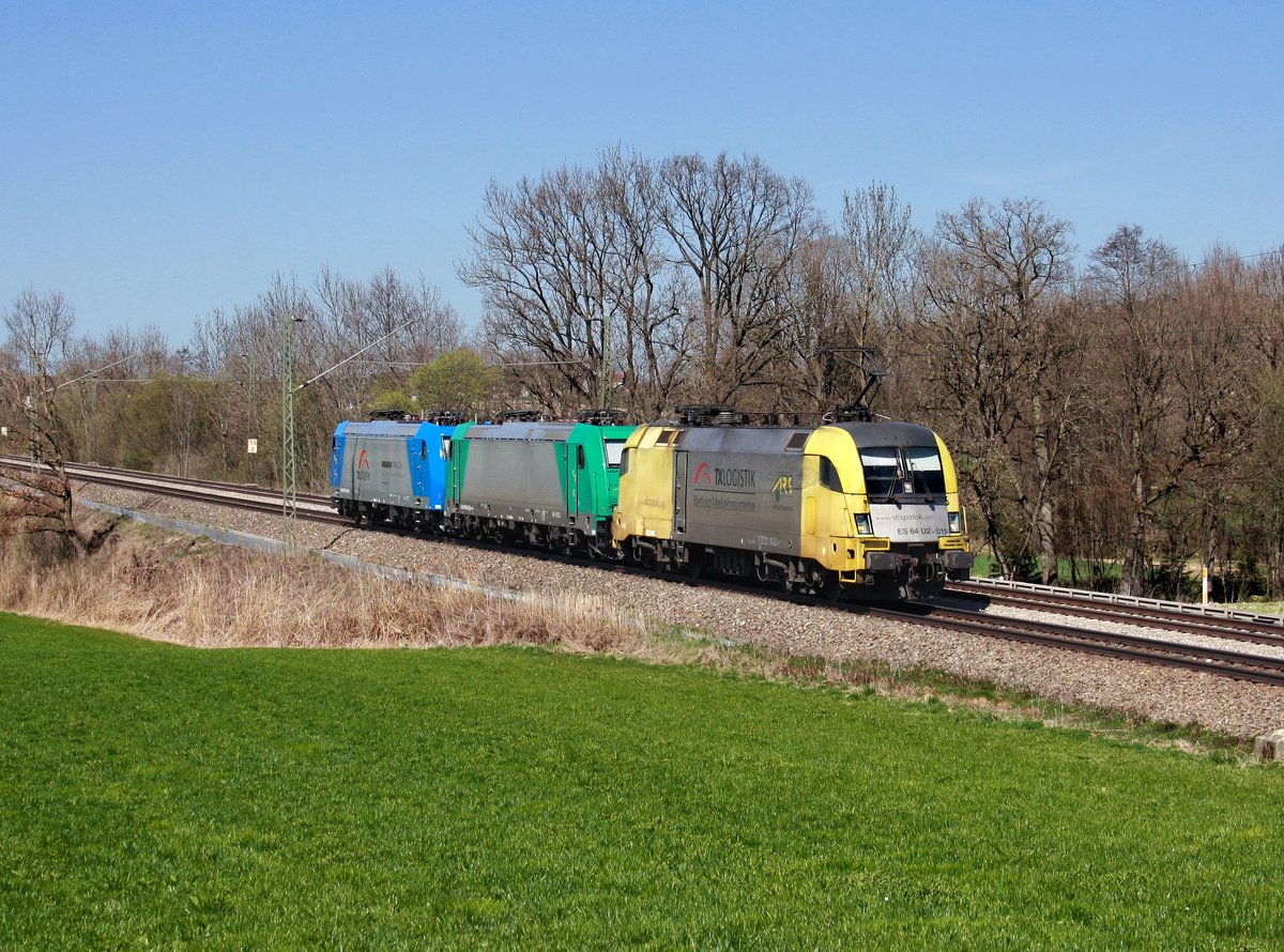 Die ES 64 U2-011, die 185 614 und die 185 513 am 02.04.2011 unterwegs bei Hilperting.