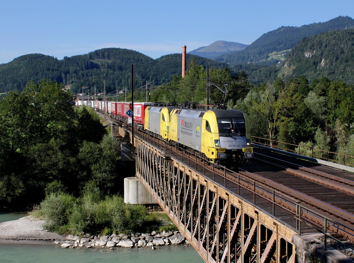 Die ES 64 U2-011 und die ES 64 U2-010  mit einem KLV-Zug am 18.08.2012 bei der Überfahrt über die Salzach bei Golling.