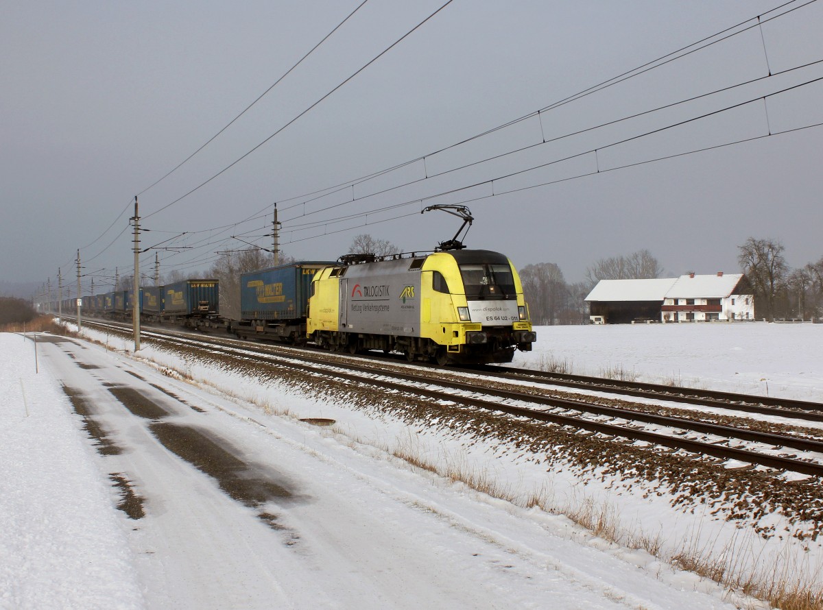 Die ES 64 U2-011 mit einem KLV-Zug am 06.01.2016 unterwegs bei Heitzingerau.