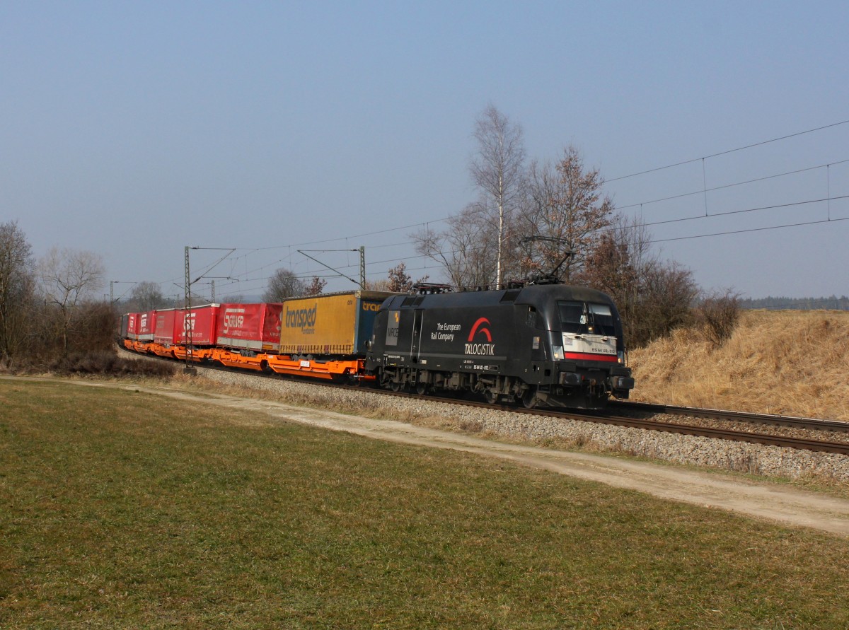 Die ES 64 U2-012 mit einem KLV-Zug am 08.03.2014 unterwegs bei Ostermünchen.
