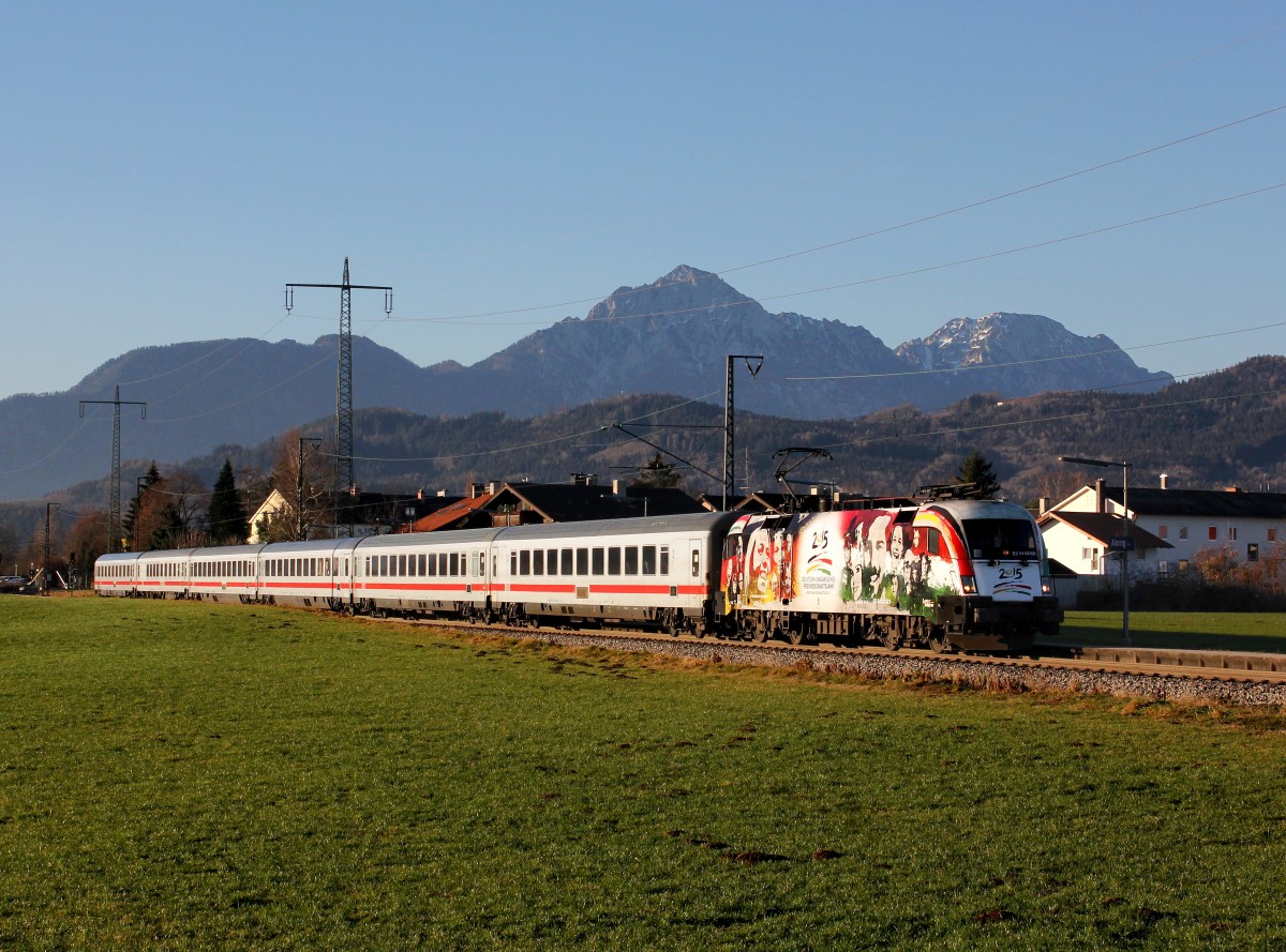 Die ES 64 U2-021 mit dem IC Königsee am 24.12.2015 unterwegs bei Ainring.