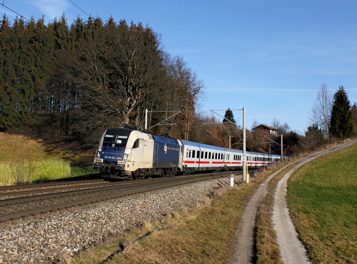 Die ES 64 U2-024 mit dem IC Königsee am 26.12.2015 unterwegs bei Vachendorf.