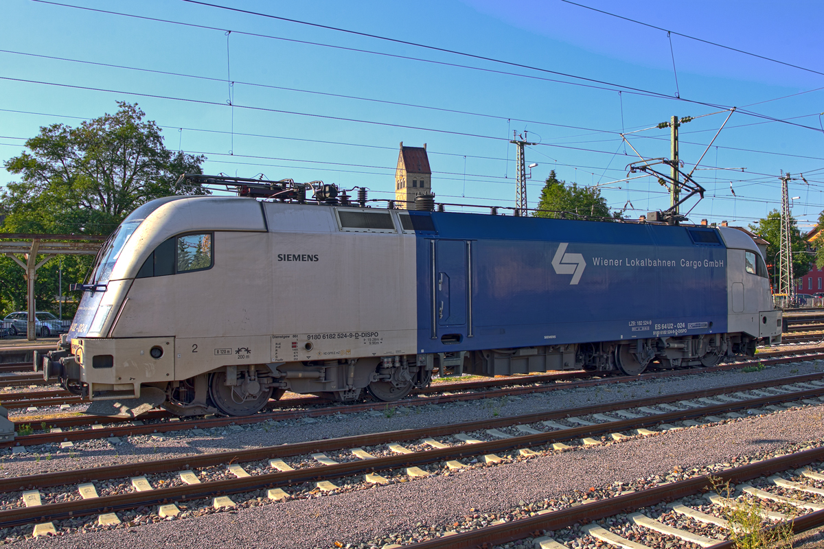Die ES 64 U2-024 tauchte als Ueberraschung am Bahnbildertreffen mit dem IC 281 aus Stuttgart Hbf nach Zürich HB in Singen (Htw) auf.Bild vom 2.8.2015