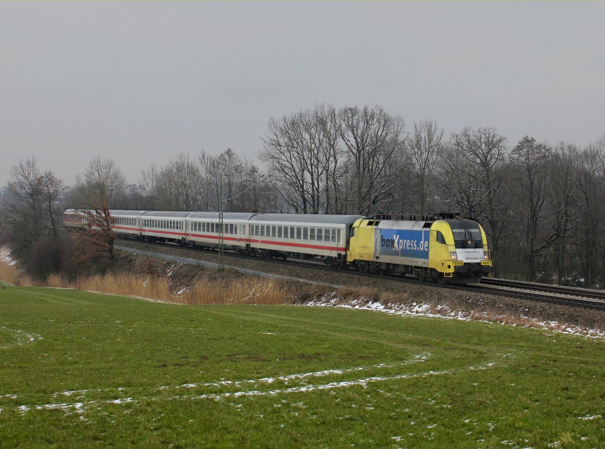 Die ES 64 U2-025 mit dem IC Königsee am 01.04.2013 unterwegs bei Hilperting.