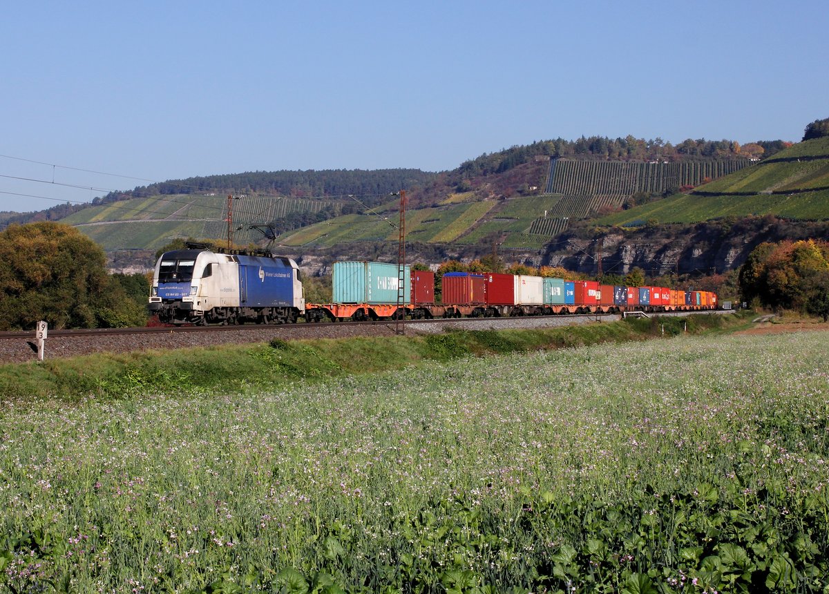 Die ES 64 U2-027 mit einem Containerzug am 11.10.2012 unterwegs bei Himmelstadt.