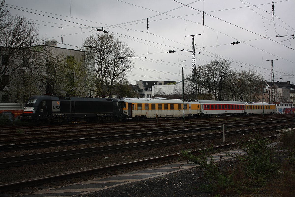 Die ES 64 U2 030 der MRCE  mit drei Messwagen stehen in Köln West, und sind was am Messen.

Köln West
11.04.2018