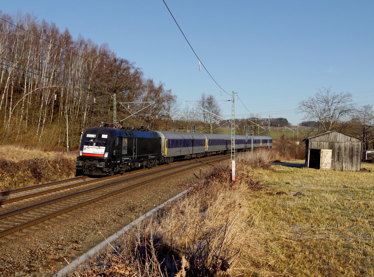 Die ES 64 U2-030 mit einem RE nach Hof am 30.12.2016 unterwegs bei Limbach.