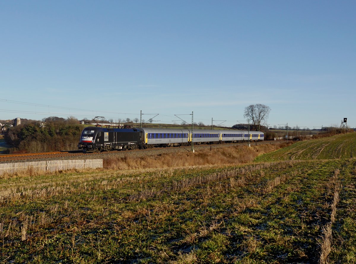 Die ES 64 U2-030 mit einem RE nach Dresden am 30.12.2016 unterwegs bei Ruppertsgrün.