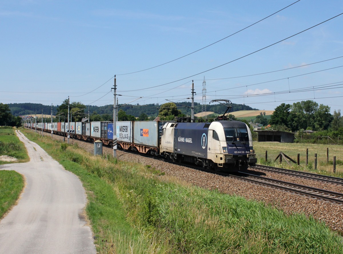 Die ES 64 U2-035 mit einem Containerzug am 06.07.2014 unterwegs bei Tolleterau.