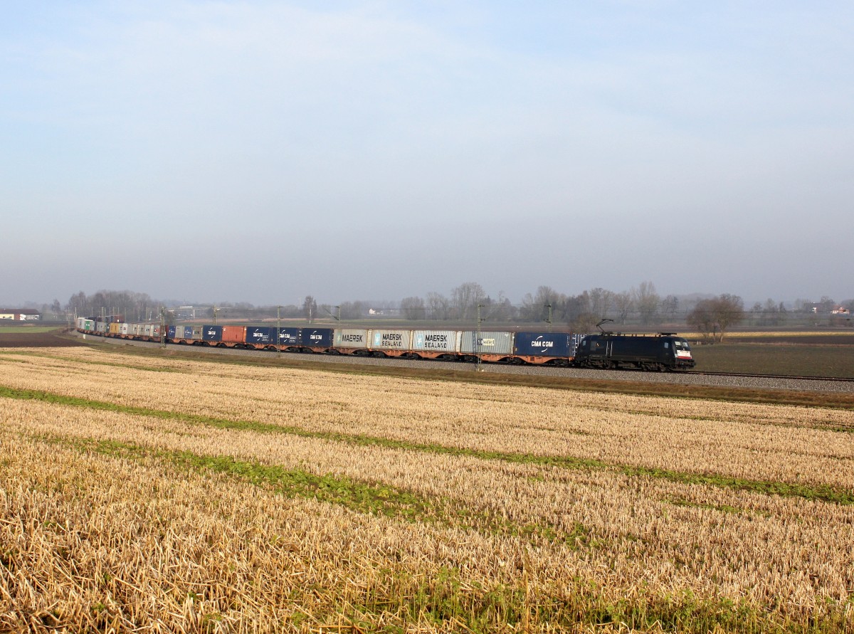 Die ES 64 U2-037 mit einem Containerzug am 12.01.2014 unterwegs bei Unternberg.