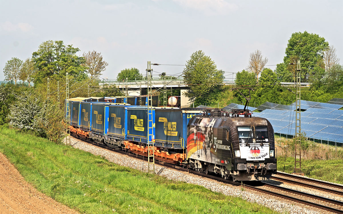 Die ES 64 U2 -060 fährt in Langenisarhofen mit einem LKW Walter Sattelaufliegerzug nach Süd vorüber.Bild 7.5.2019