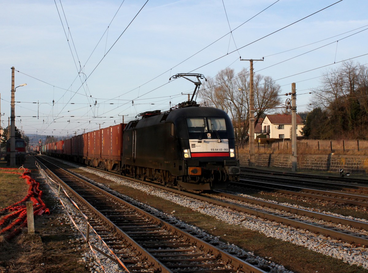 Die ES 64 U2-063 mit einem Containerzug am 12.01.2014 bei der Durchfahrt in Schärding.