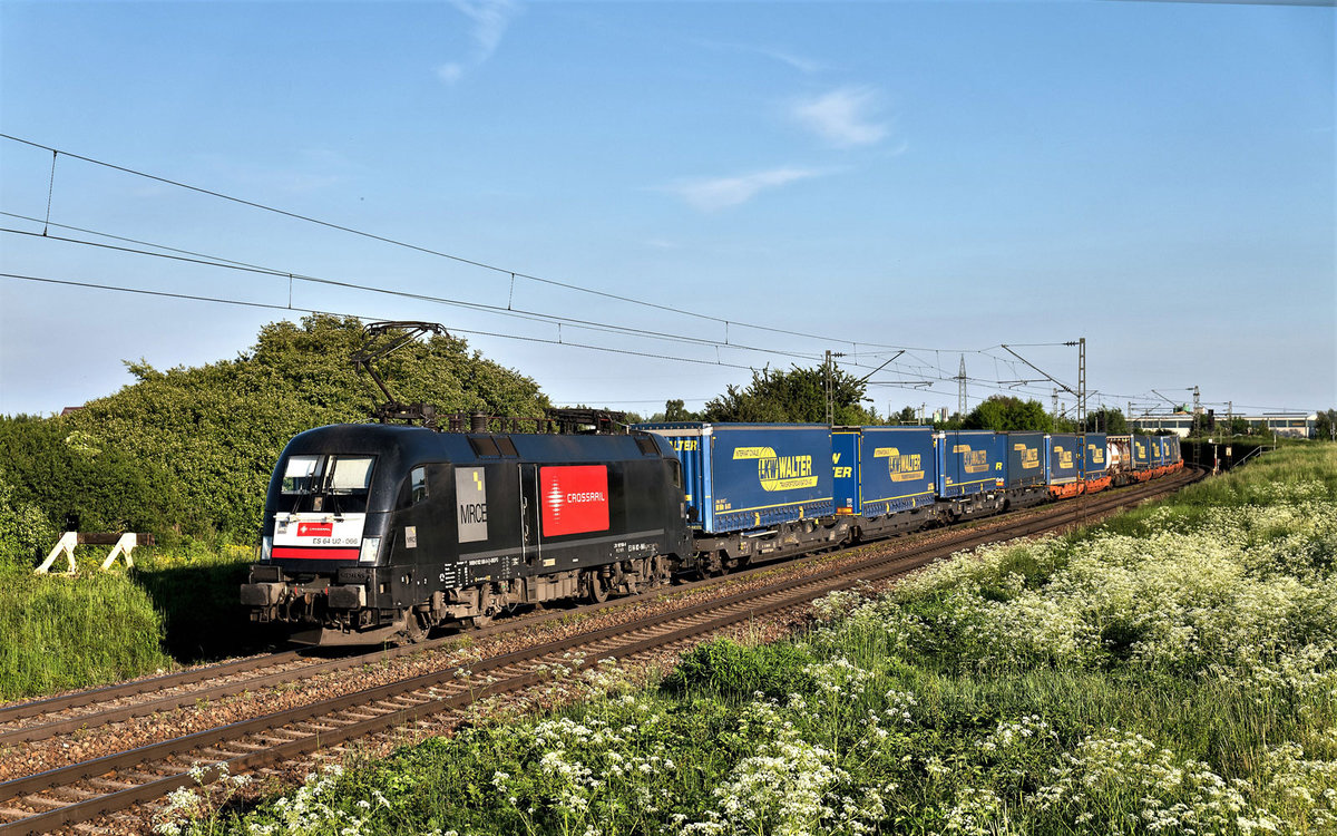 Die ES 64 U2-066 kommt in Plattling mit einem LKW Walter Sattelaufliegerzug als Nordfahrer vorüber.Bild 24.5.2019