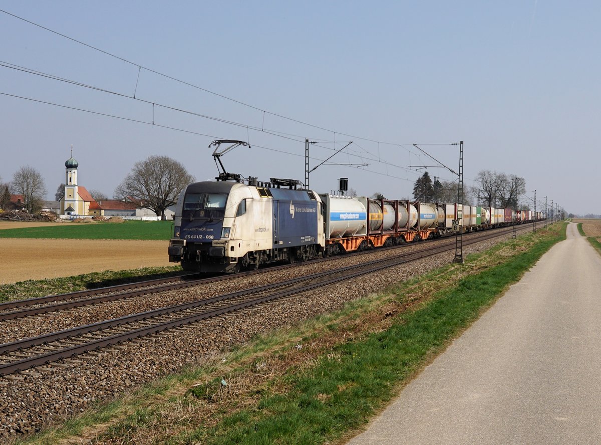 Die ES 64 U2-068  mit einem KLV-Zug am 01.04.2017 unterwegs bei Amselfing.