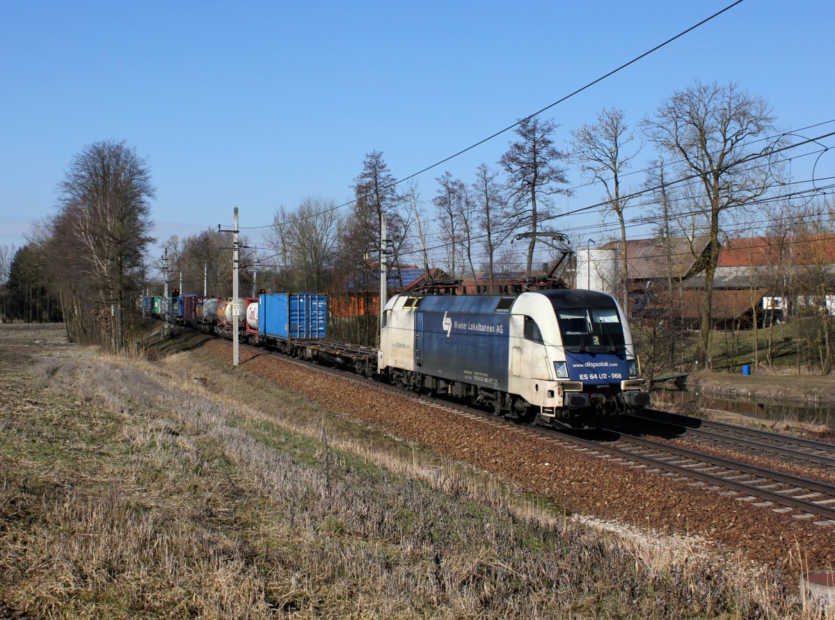 Die ES 64 U2-068 mit einem KLV-Zug am 23.02.2014 unterwegs bei Kimpling.