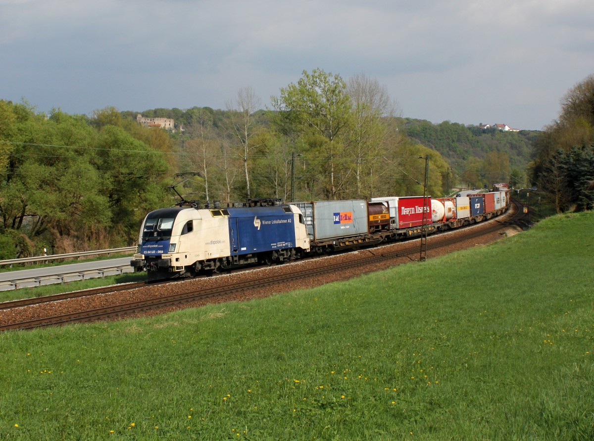 Die ES 64 U2-068 mit einem KLV-Zug am 12.04.2014 unterwegs bei Pleinting.