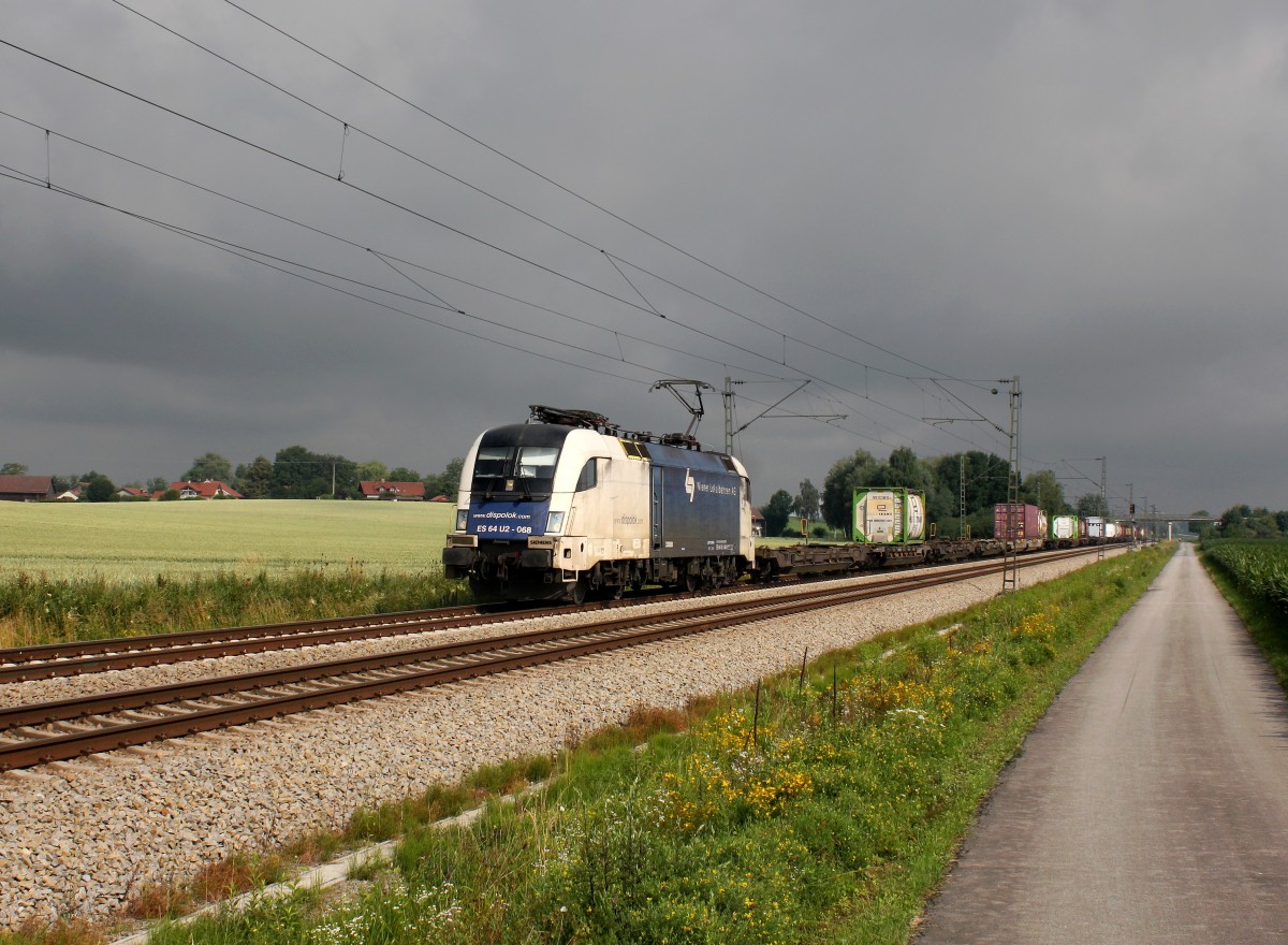 Die ES 64 U2-068 mit einem KLV-Zug am 28.06.2015 unterwegs bei Unternberg.