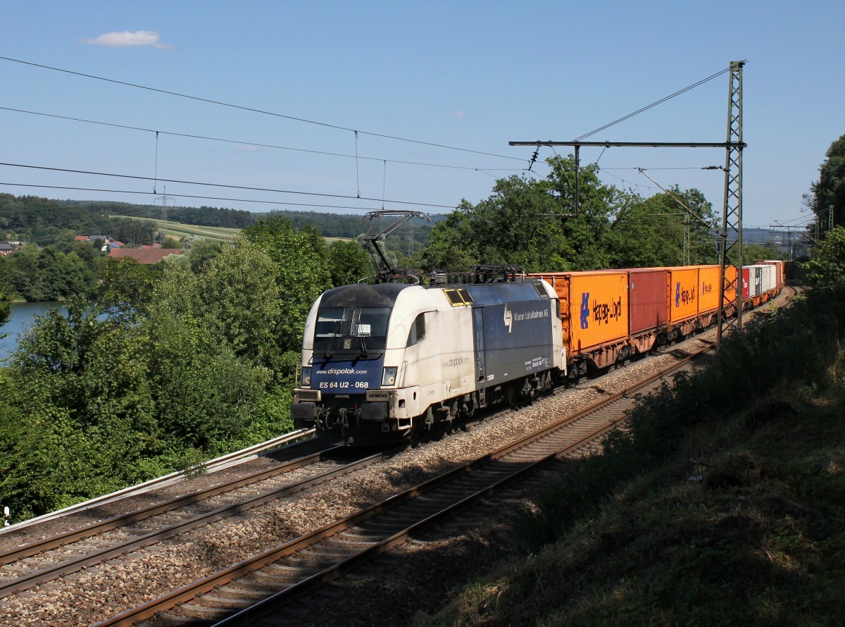 Die ES 64 U2-068 mit einem Containerzug am 26.07.2015 unterwegs bei Seestetten.