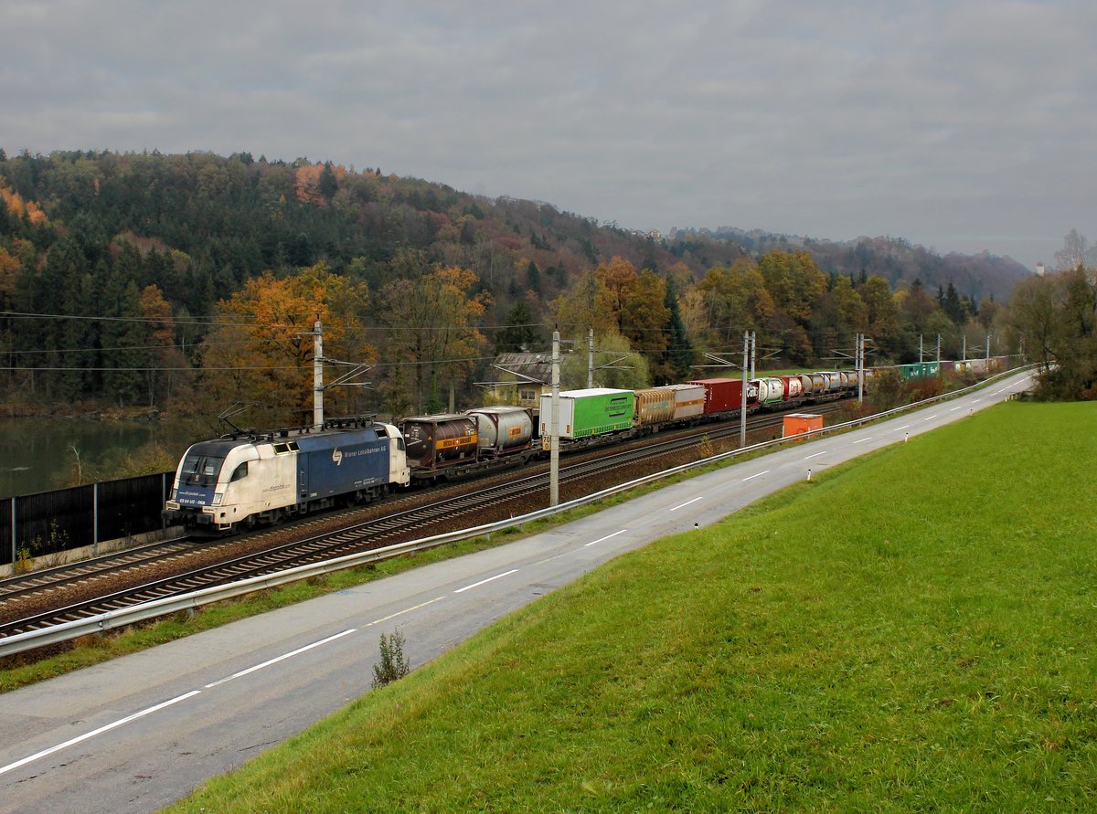 Die ES 64 U2-068 mit einem KLV-Zug am 13.11.2016 unterwegs bei Wernstein.