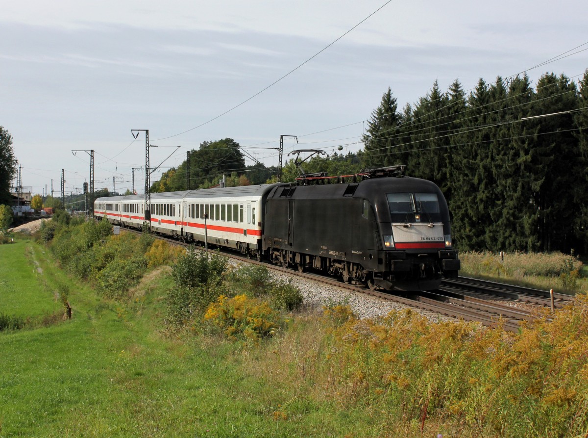 Die ES 64 U2-070 mit dem IC Knigsee am 22.09.2013 unterwegs bei Teisendorf.