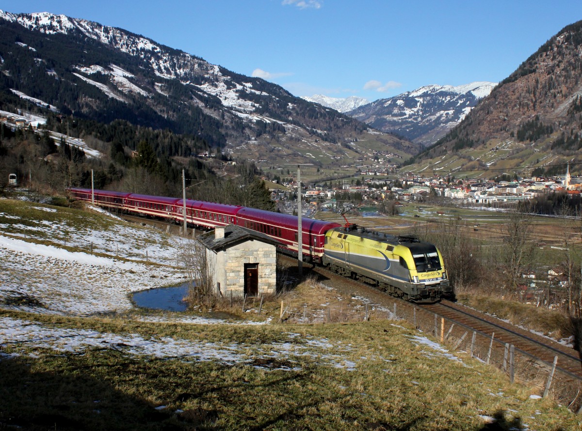 Die ES 64 U2-082 mit einem Turnuszug am 10.01.2015 unterwegs bei Angertal.