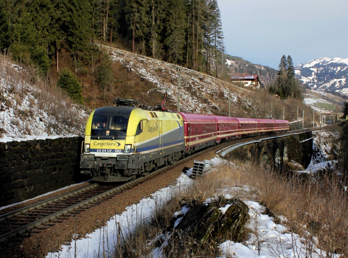 Die ES 64 U2-082 mit einem Turnuszug am 10.01.2015 unterwegs bei Bad Hofgastein.